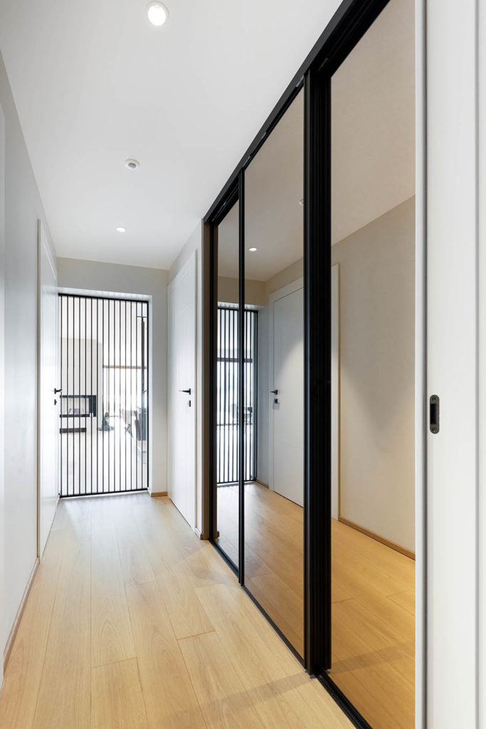 Agencement, parquet et porte vitrée